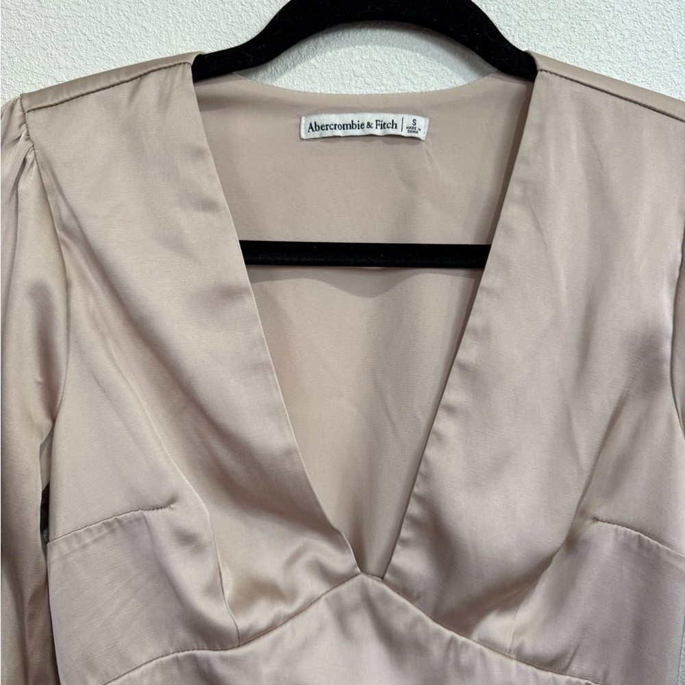 Abercrombie & Fitch Champagne Satin Crop Top Size S Long Sleeve V Neck Blouse - Picture 5 of 6